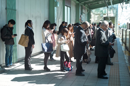電車に整列乗車する日本人